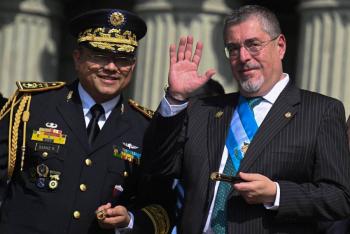 Ar&eacute;valo agradece a militares imparcialidad en crisis pol&iacute;tica en Guatemala