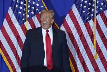 Trump pone a sus rivales contra las cuerdas
