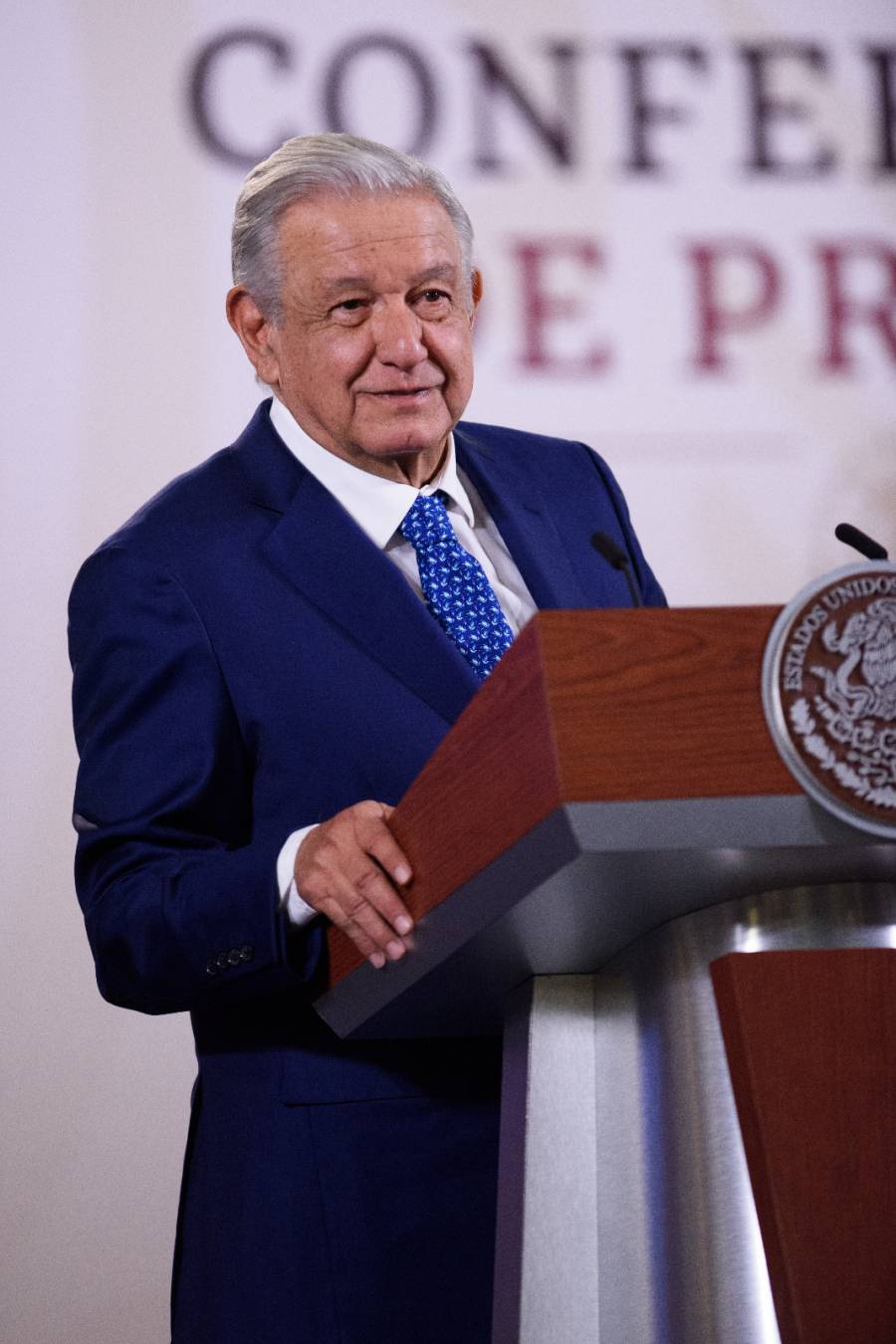 AMLO va por desaparición de pluris, reducción de legisladores y extinción del INAI