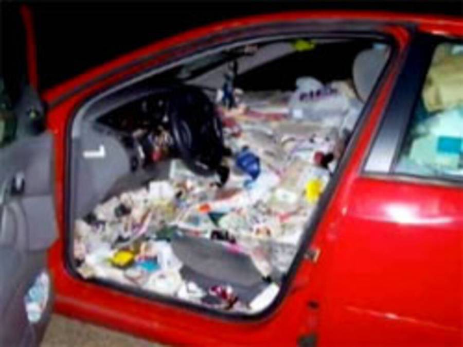 En Manrique llenaron de basura un carro que impidió el paso de camión recolector