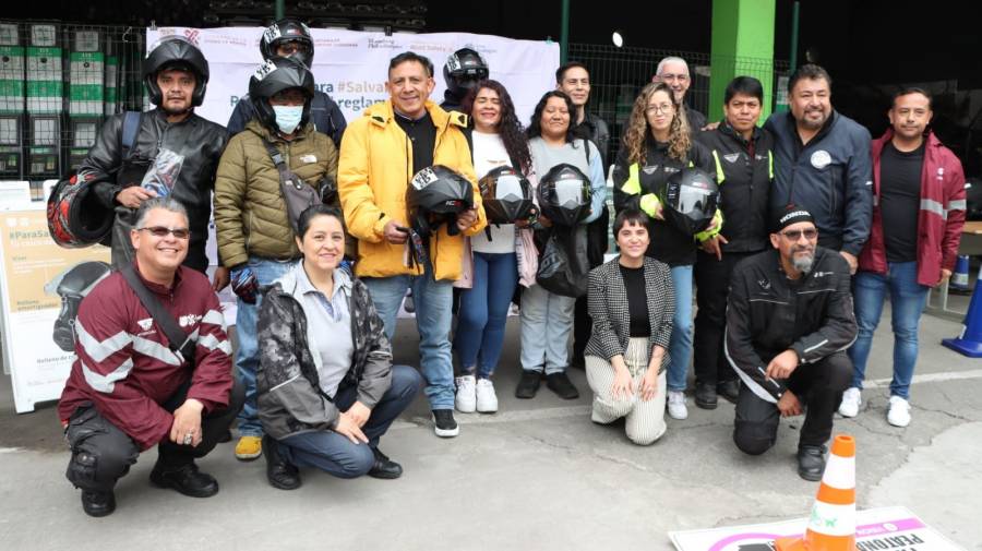 Entrega Semovi primeros cascos certificados gratuitos para motociclistas