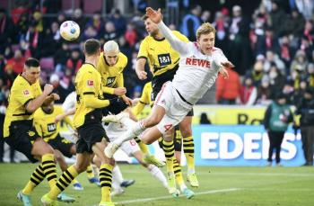 Interrumpido el partido de Bundesliga entre Colonia y Dortmund por protestas de los ultras