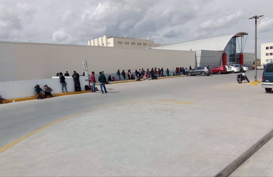 Caos en módulos del INE genera largas filas y desesperación en SLP