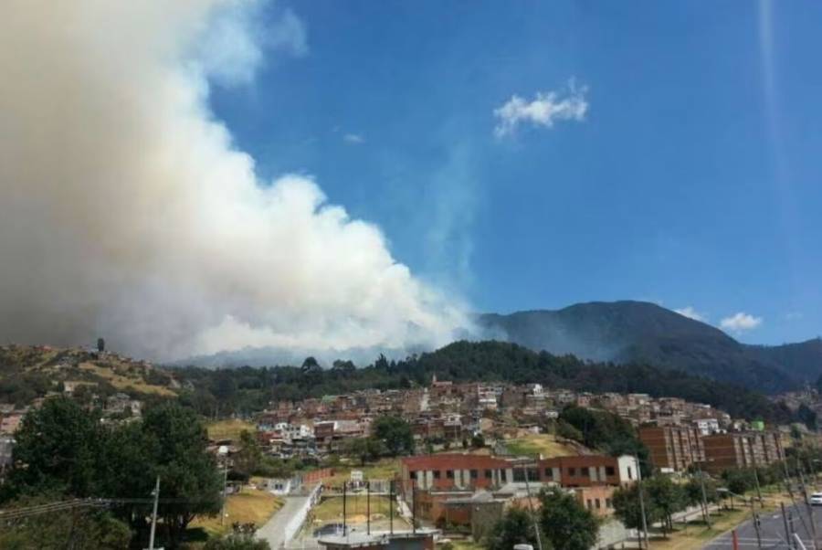 Incendio incontrolable se desata en cerros de Bogotá