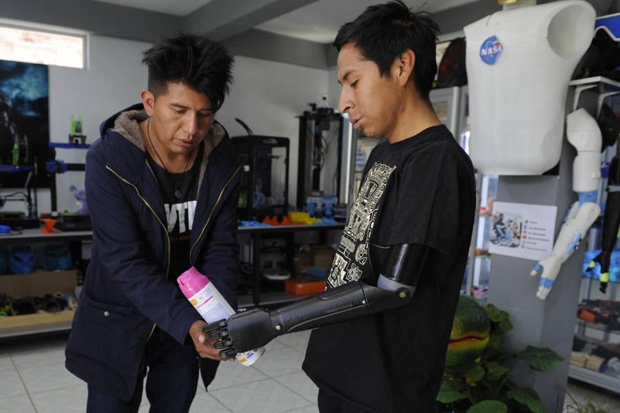 Roly Mamani, el juguetero que crea y regala prótesis 3D a mutilados pobres de Bolivia