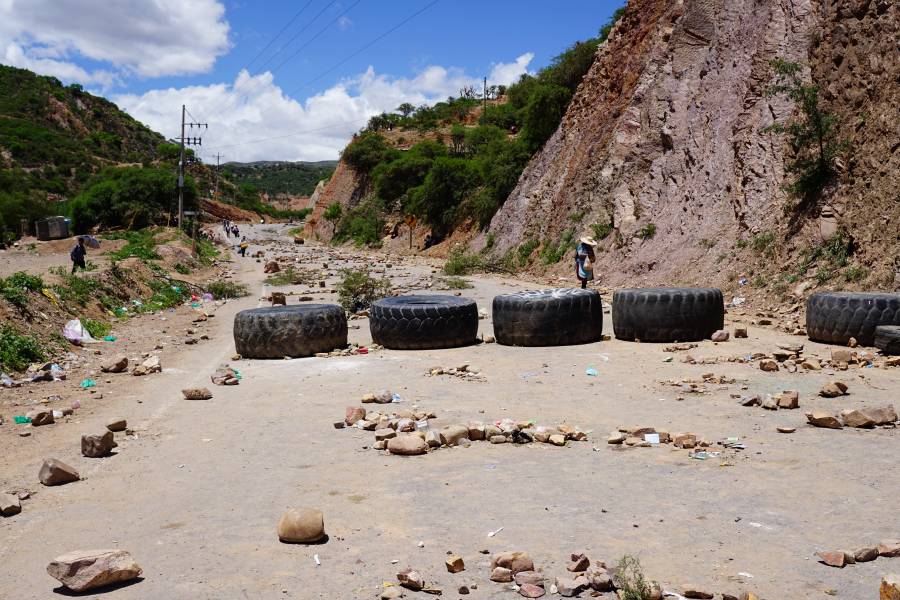 Cocaleros bloquean vías de Bolivia por tercer día contra jueces que inhabilitaron a Morales