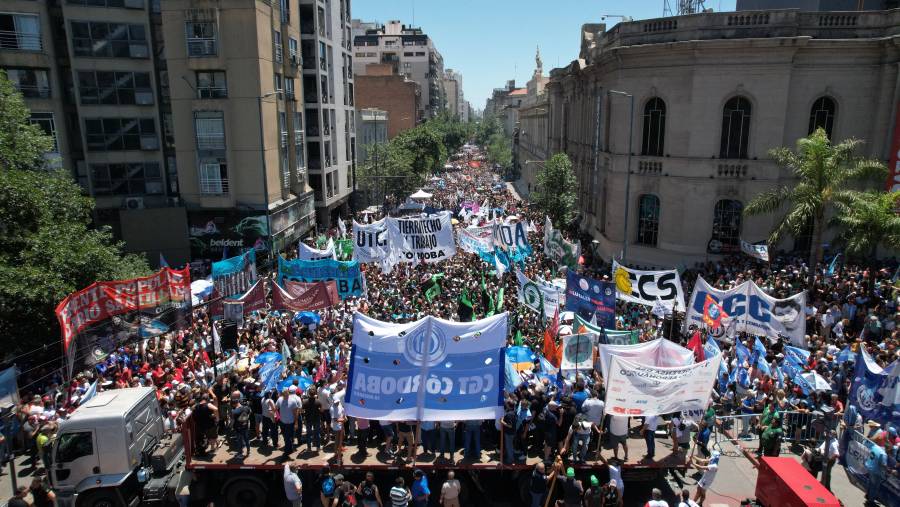 Sindicatos de Argentina hacen primera demostración de fuerza contra reformas de Milei