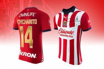 Las nuevas playeras de 'Chicharito' Hern&aacute;ndez con Chivas agotadas en pocas horas
