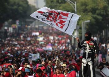 Integrantes de la CNTE marchan a la SEP; piden incremento salarial