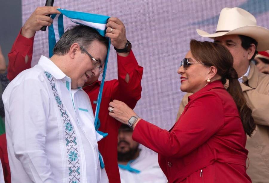 El gobierno de Honduras entrega a Ebrard la Orden Francisco Morazán