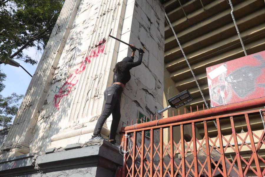Protesta antitaurina desemboca en enfrentamientos tras reapertura de la Plaza de Toros México