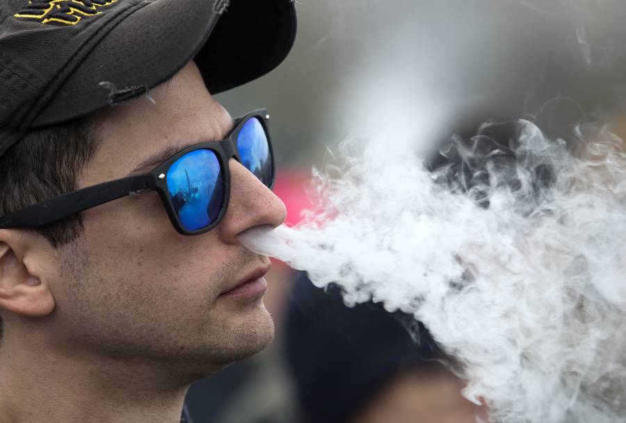 Reino Unido proh&iacute;be vapeadores de un solo uso para proteger a la juventud