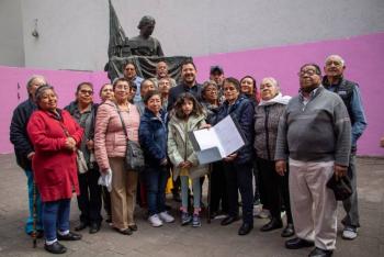 Entrega Mart&iacute; Batres escrituras de predio a costureras del sismo de 1985