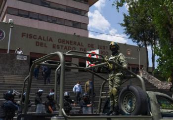 Operativo en Toluca lleva a la detenci&oacute;n de 50 presuntos extorsionadores de comerciantes