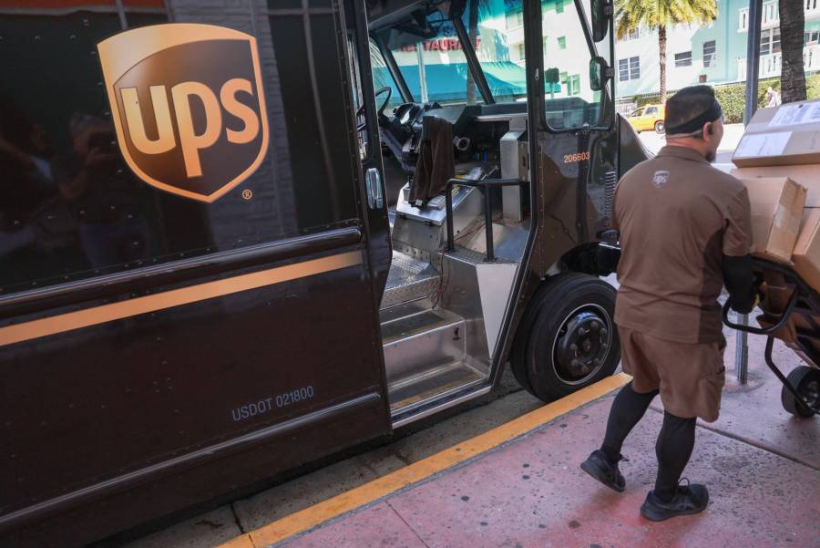 El grupo de encomiendas estadounidense UPS suprimirá 12.000 empleos