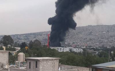 Controlan incendio en recicladora de Valle de Chalco