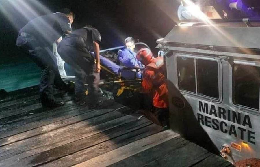 Naufragio de embarcación con 19 personas a bordo en la ruta a Isla Mujeres