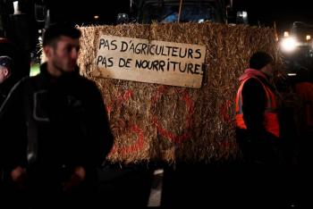 Los agricultores europeos mantienen sus bloqueos en Francia y extienden sus protestas a Espa&ntilde;a