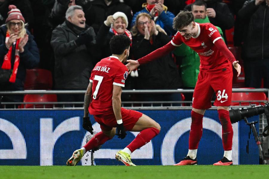 Liverpool golea y se mantiene firme en el liderato; Álvarez lleva al City al segundo puesto
