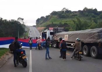 Indígenas bloquean la Vía Panamericana; piden respuesta del Gobierno