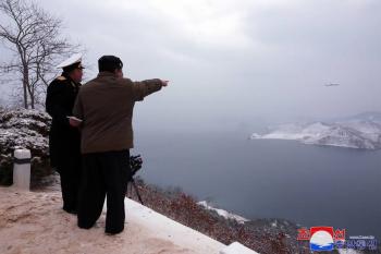 El l&iacute;der norcoreano Kim Jong Un inspecciona barcos de guerra