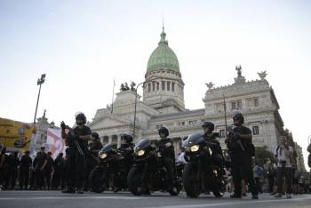 Polic&iacute;a argentina reprime a manifestantes y Congreso pausa debate de reformas de Milei