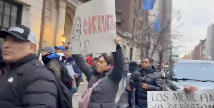 Morenistas protestan contra Xóchitl Gálvez en Nueva York