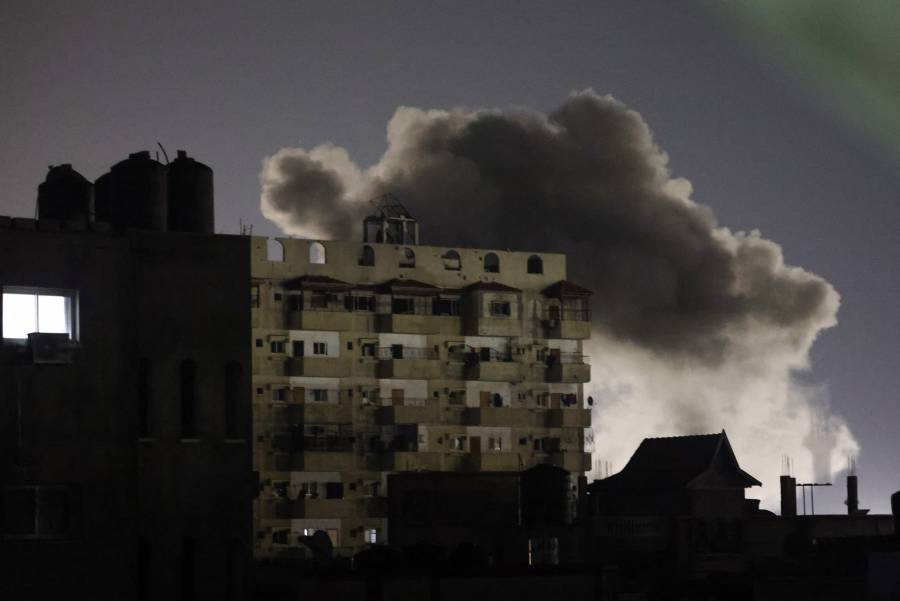 Israel bombardea ciudad del sur de Gaza colapsada por refugiados palestinos