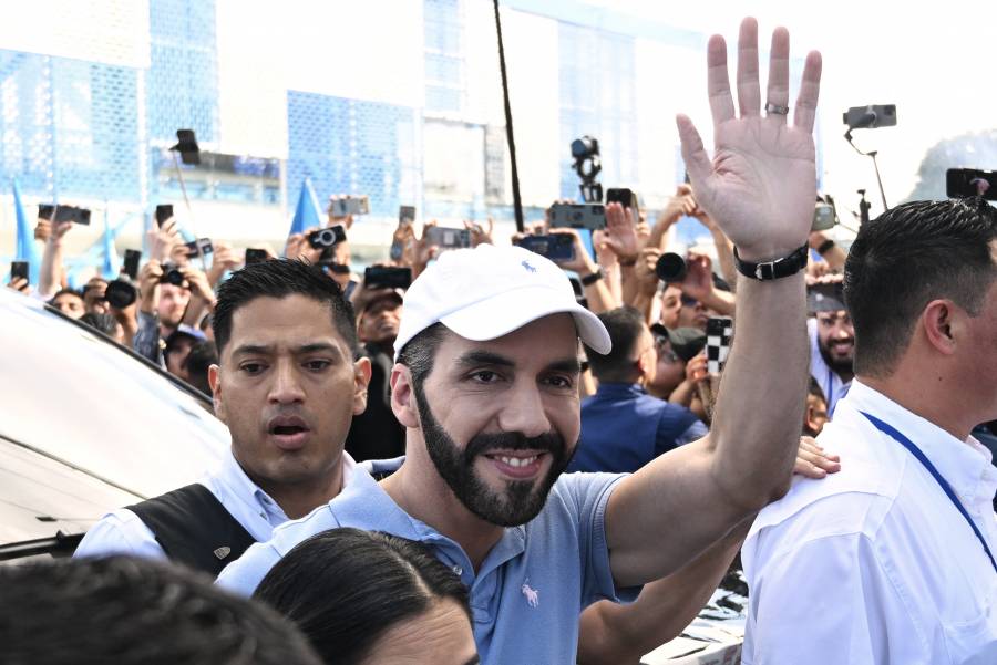 Bukele vota a la espera de su reelección en El Salvador