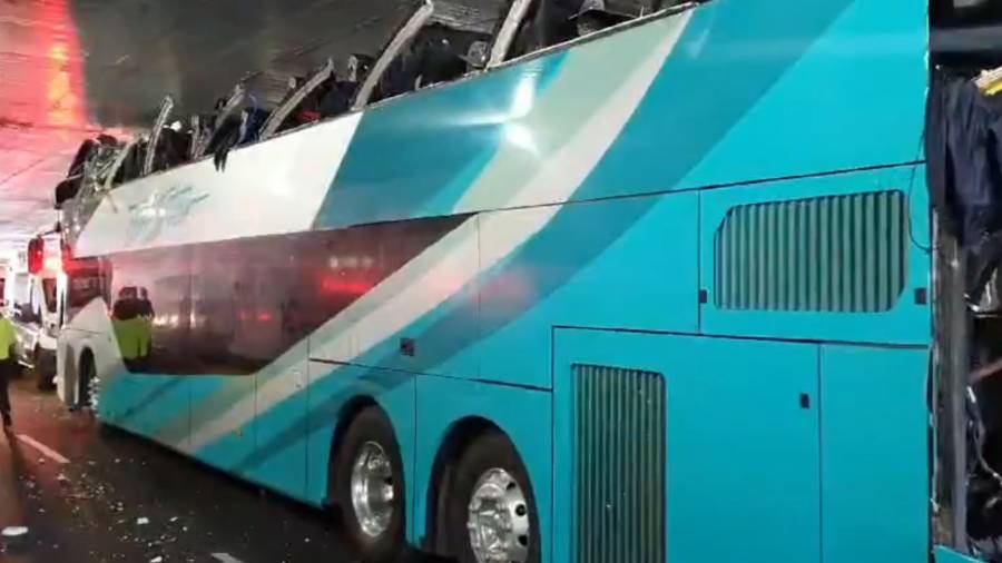 Autobús de turismo atorado en bajo puente deja 14 personas lesionadas en Viaducto Miguel Alemán