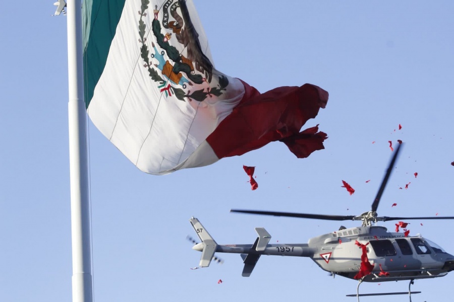 Helicóptero corta parte del lábaro patrio durante exibisión en el Campo Militar No. 1