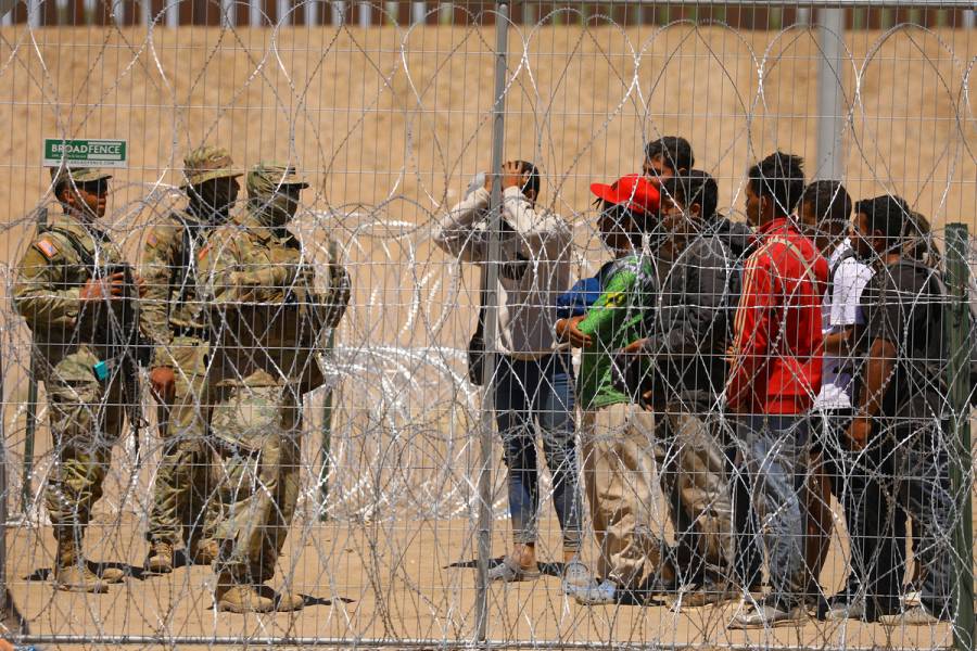 Pacto en Senado de EEUU prevé cierre de frontera con México si está 