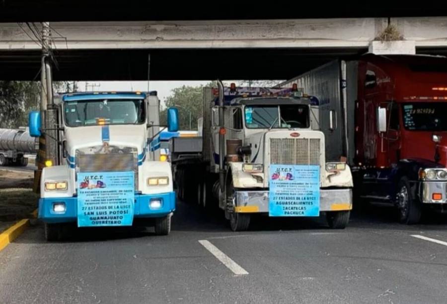 Paralizan 150 mil transportistas varias autopistas del país