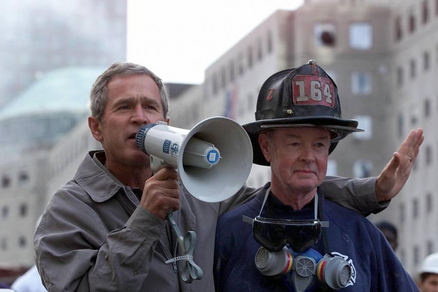 Bombero del 11-S que posó con Bush en fotos icónicas muere a los 91 años