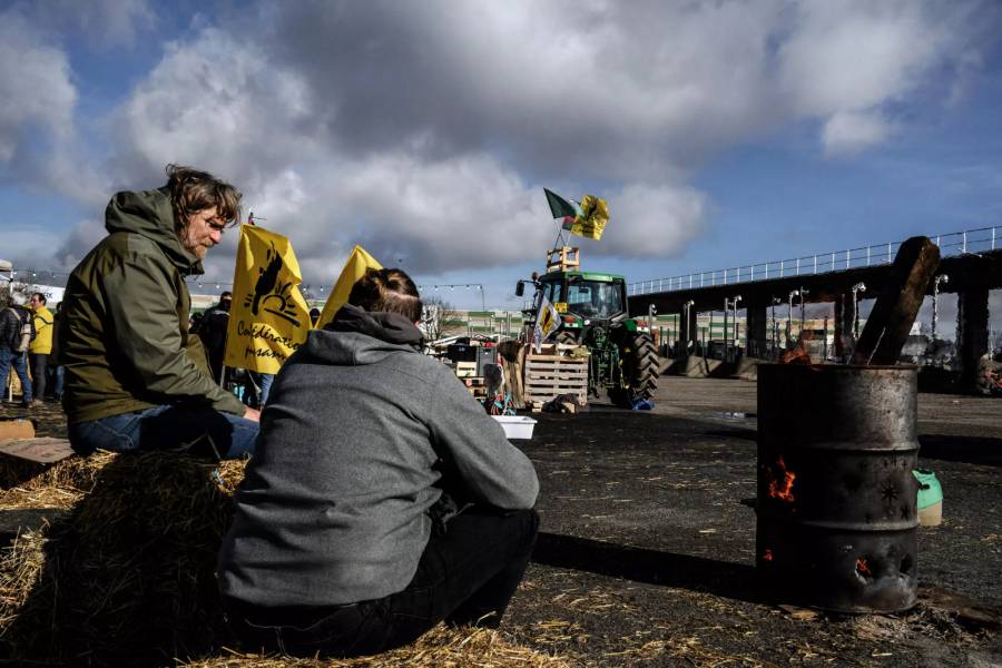 Agricultores neerlandeses bloquean carreteras en protesta