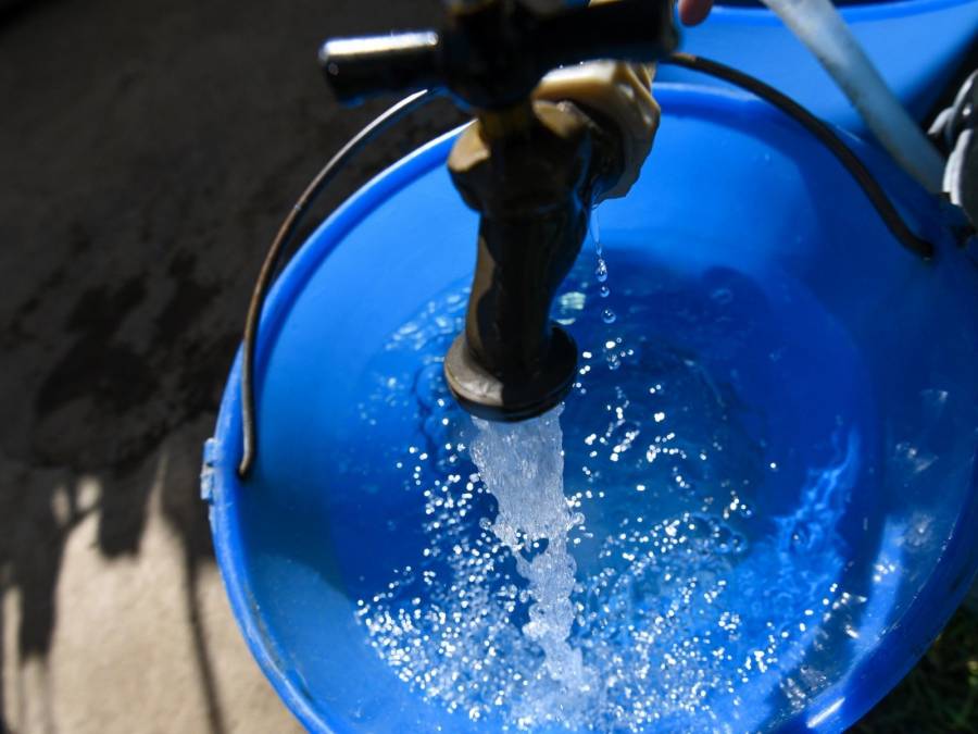 Crisis hídrica en Ecatepec: Vecinos buscan agua en fugas de suministro