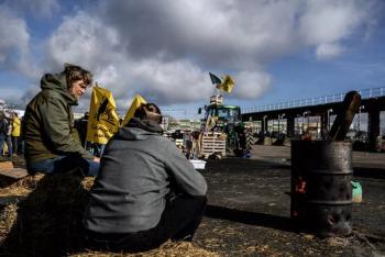 Agricultores neerlandeses bloquean carreteras en protesta