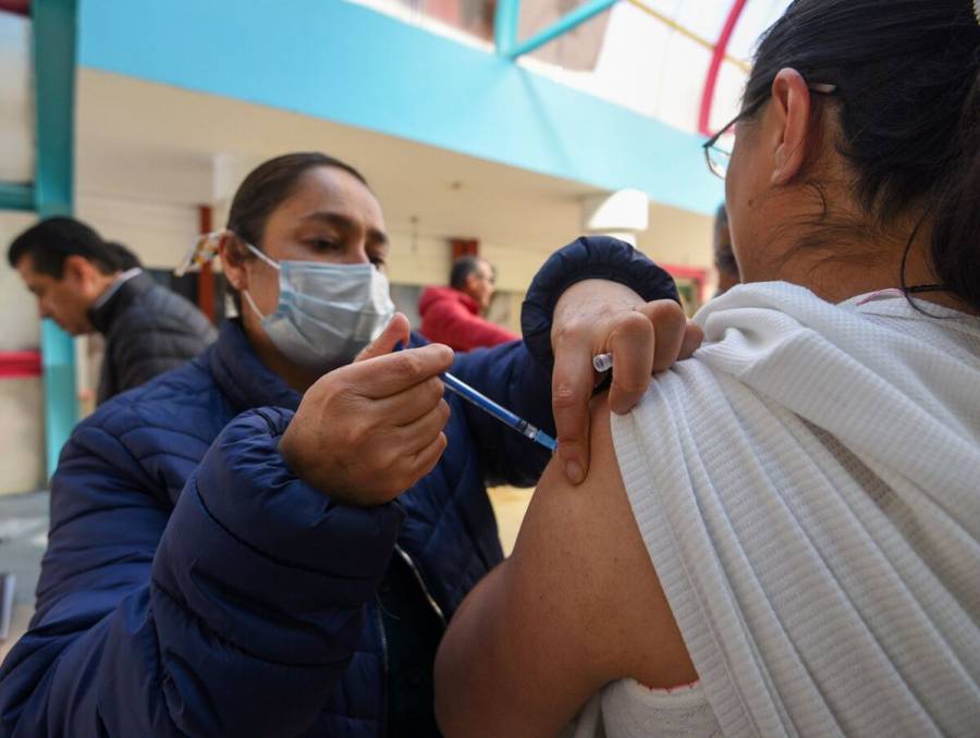 Llama IMSS a la población para completar esquema de vacunación