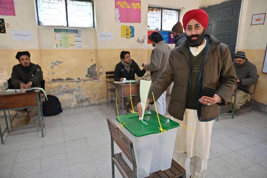 Comienzan elecciones en Pakistán con candidato apoyado por militares de favorito