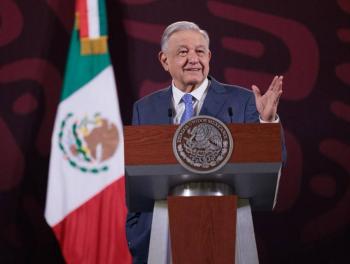 Paquete de iniciativas del Ejecutivo busca mostrar dos distintos proyectos pol&iacute;ticos, “uno el corrupto y otro el democr&aacute;tico”, dice AMLO