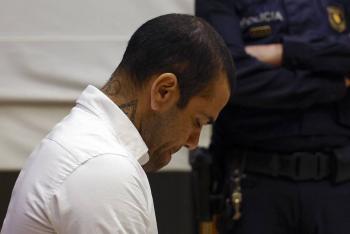 Dani Alves niega violaci&oacute;n y dice que denunciante era libre de irse 