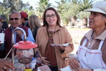 Respalda Azucena Cisneros tradiciones como la elaboración y venta del tamal