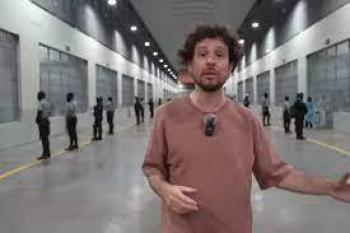 La controversial visita del bloger Luisito Comunica a la megac&aacute;rcel de Bukele