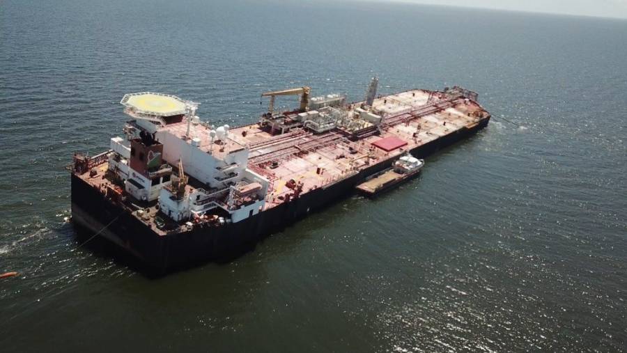 Trinidad y Tobago en emergencia por fuga de petróleo desde misterioso barco