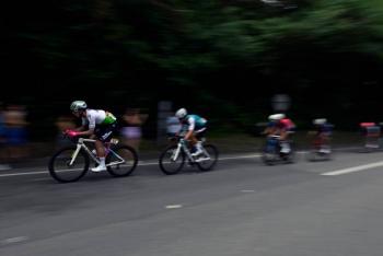 Egan Bernal vuelve a la carretera donde casi pierde la vida