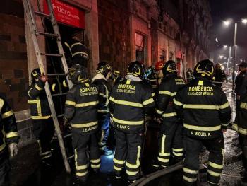 Incendio consume bodega de bisutería en el centro de CDMX