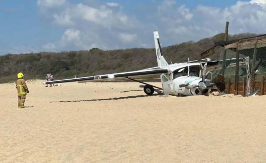 Fiscalía de Oaxaca abre investigación por caída de avioneta en Playa Bacocho