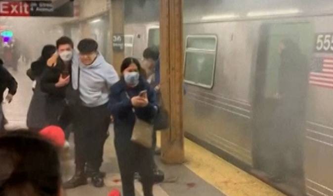 Trágico tiroteo en estación de metro de Nueva York deja una víctima mortal y cinco heridos