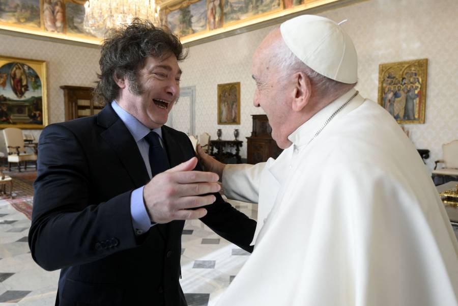 Tras los abrazos, los alfajores: Milei se reúne con Francisco en el Vaticano