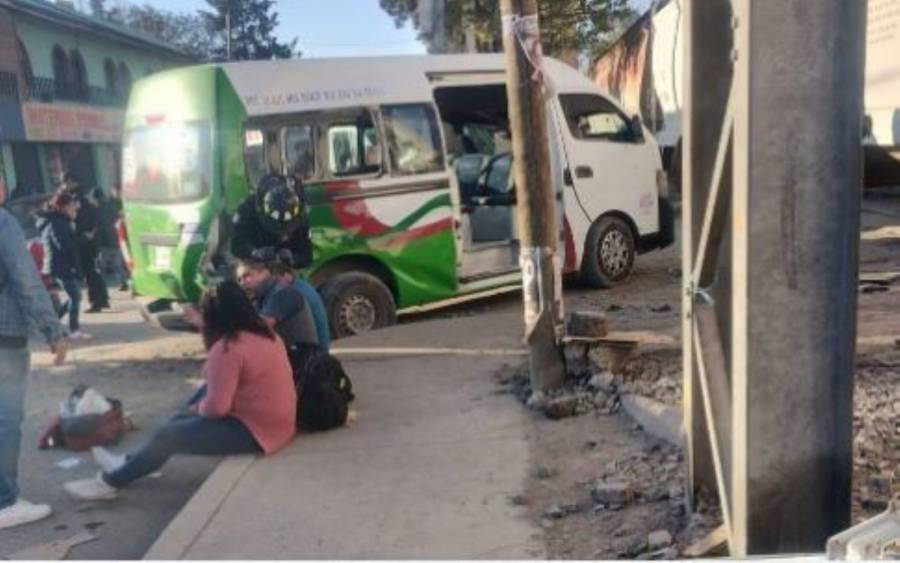 Choque entre tren y combi deja siete heridos en San Mateo Ixtacalco